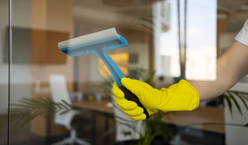 Nettoyage vitre interne de bureau